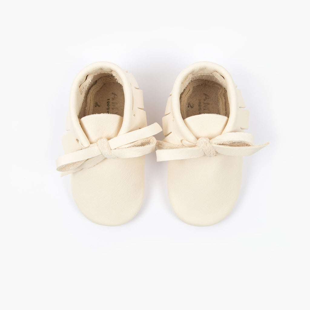 CREAM LACED MOCCASINS